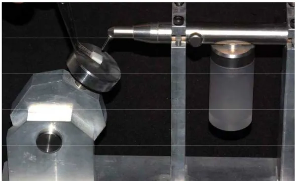 Figura 3 –   Microjateador e amostra cerâmica posicionada no dispositivo metálico para  padronização dos procedimentos de jateamento