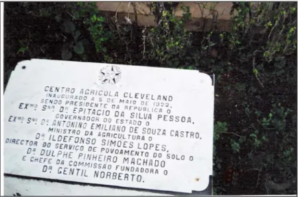 Figura 2 – Foto da placa de mármore de inauguração de  Clevelândia que ainda encontra-se na vila 
