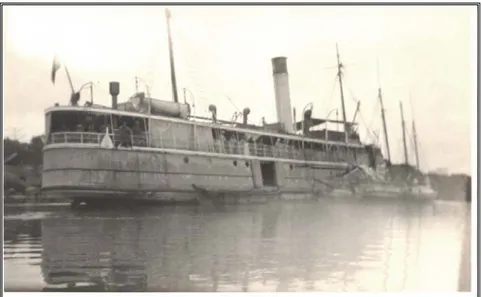 Figura 9 - Vapor Oyapock e a Goleta Francesa (pequena escuna) recebendo passageiros a  bordo do Oyapock, em Santo Antonio em 1924