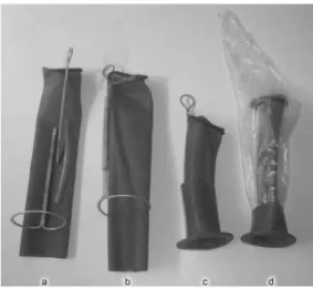 Figura 1 - Foto da vagina artificial interna (Barth et al., 2004) mostrando seus componentes: suporte de  metal  com uma  das extremidades em  forma  de  circulo; haste  inferior de  metal  ligada  ao tubo de látex; 