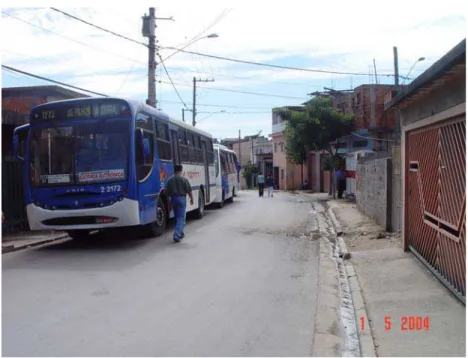 Figura 1 - Ponto de ônibus Oficial,  na Rua dos Pinheiros, no Jardim Felicidade, no qual há uma linha  que  passa  pelo  Jardim  Filhos  da  Terra  (nome  da  linha),  numa  alusão  a  origem  dos movimentos de loteamentos na região.