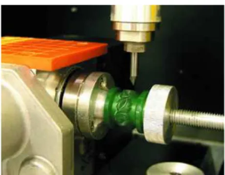 FIGURA 30 – À esquerda máquina CNC trabalhando na confecção de modelo de jóia. À direita protótipos de  jóias gerados numa máquina CNC