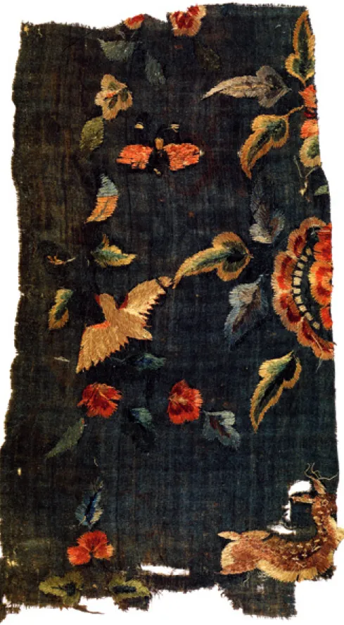 Fig. 3 – Fragmento de seda bordado,  proveniente de Dunhuang, século  x ,  British Museum [publ