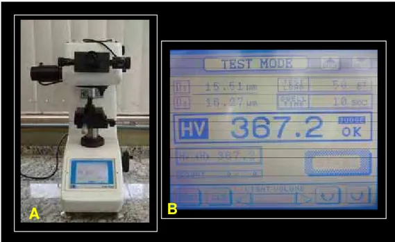 FIGURA 6- Equipamento para avaliação da microdureza: a) microdurômetro  FutureTech – FM 700; b) visor do aparelho do microdurômeto após  leitura