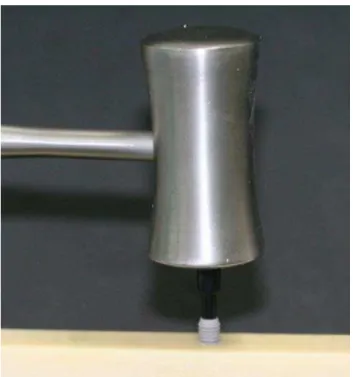 Figura 13 – Inserção do implante no bloco de poliuretano. 