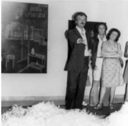 Fig. 1 — Fernando Pernes guiando uma  visita  à  Exposição  «Levantamento  da  Arte  do  Século  XX  no  Porto»  (MNSR,  Junho  de  1975)