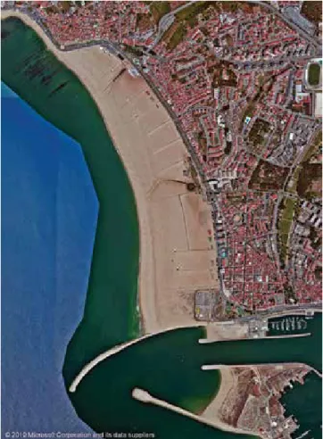 Figura 8. Fotografia aérea dos molhes do Porto da Figueira da Foz. Observe-se a  acumulação de areia junto ao molhe Norte e a nova extensão desta praia, 2010  (Microsoft Corporation, montagem de A