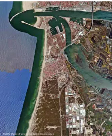 Figura 12. Sector litoral a sul da foz do rio Mondego, em 2010. Observe-se  os esporões que protegem a povoação da Cova e diminuta largura da praia  quando comparada com a extensão que se verifica imediatamente a norte do  Molhe Norte (Microsoft Corporatio