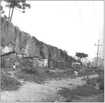 FIGURA 19: Foto da Avenida Afonso Pena em 1965 com ocupação de parte da Favela do Pindura Saia