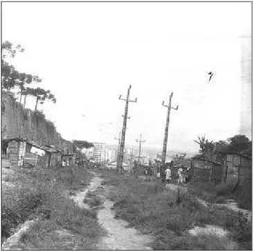 FIGURA 20: Foto da Avenida Afonso Pena em 1965 com ocupação de parte da Favela do Pindura Saia