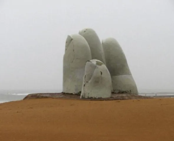 Figura  1  –   Uma  mão  humana  que  irrompe  da  areia, um símbolo das transformações a que têm  sido sujeitas as zonas costeiras; Punta del Leste,  Uruguai, 2012 (Foto: J.G