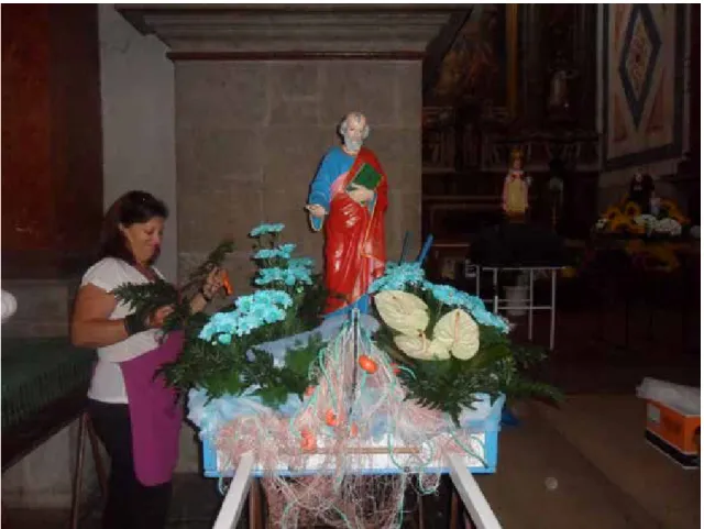 Figura 5 - União do Sagrado e da Natureza: mulheres colocam as flores nos andores.