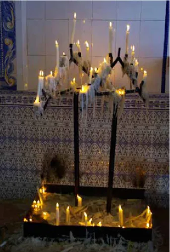Figura 17 - Na Ermida: velas, fogo Luz, instrumentos rituais de renovação e de busca  de protecção mágica.