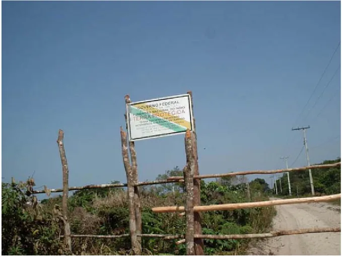 Foto 11 – cancela à entrada da aldeia Piaçaguera, 2004. 