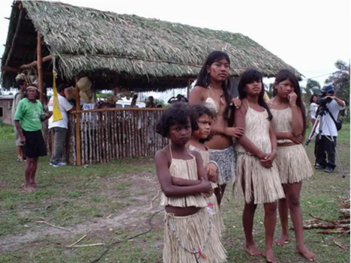 Foto 9 - Meninas tupi-guarani no pátio central da aldeia Piaçaguera  Outubro, 2004 