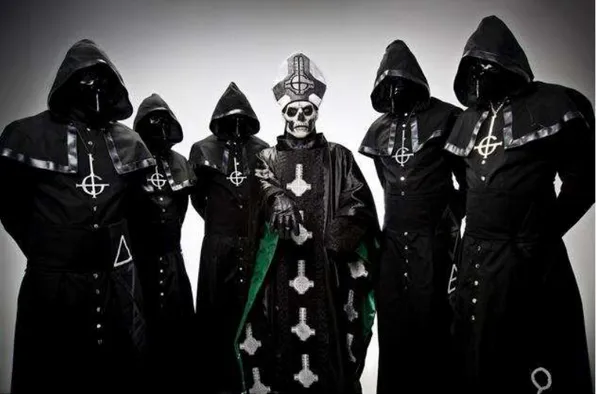 Figura 9 - Foto da banda Ghost  – Os mascarados – instrumentistas - se identificam como Nameless  Ghouls 184  e o vocalista, como Papa Emeritus