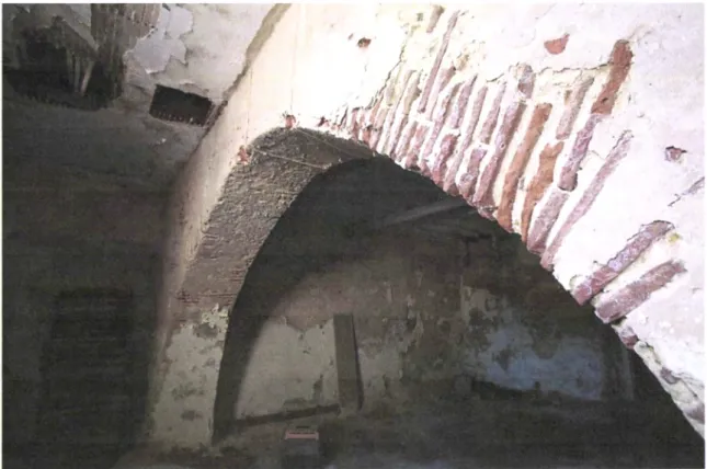 Fig.  3  I  -  Foto  da autora.  Parede  interior  em  alvenaria  de pedra  e  em  tijolo  de  «burro»