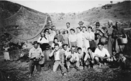 Foto  6 .  O  moleiro,  António  da  Cinza  (à  esquerda  da  imagem),  na  com- com-panhia  de  familiares  e  amigos  num  dia  de  paródia  no  moinho  da  Cinza  (Alandroal)  no  Guadiana