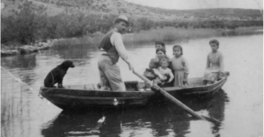 Foto  8 . O moleiro, Manuel Leal Frade, a família e o cão perto do moinho  da  Padeira  (Mourão)  na  ribeira  de  Alcarrache