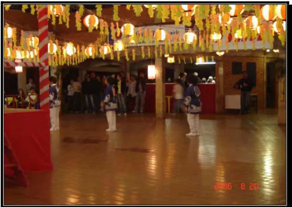 Figura 08 – Entrada das obasan no salão do clube no momento em que começa a festividade