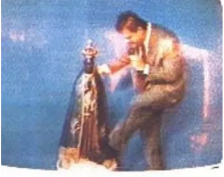 Figura 1. Pastor Von Helder no momento em que chuta a escultura da Santa Padroeira do Brasil.