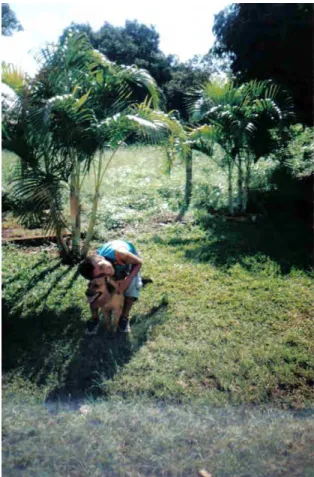 Foto 10 – Leandro e seu animal de estimação: o cachorro. Fazenda do Bosque. Bairro do  Cascalho