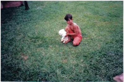 Foto 11: Venâncio e seu animal de estimação: a coelha Ana Clara. Chácara do Gusmar –  Bairro do Cascalho