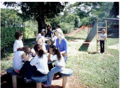 Foto  15:  As  crianças  e  a  pesquisadora  no  clube  de  campo  perto  da  escola.  Bairro  do  Cascalho