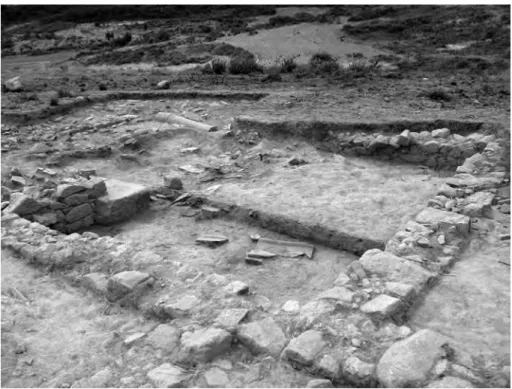 Figura 5 – Vista parcial da casa identificada no sector 9 de S. Gens (Celorico da Beira), cuja  ocupação se baliza entre o século i a.C e o iv d.C.