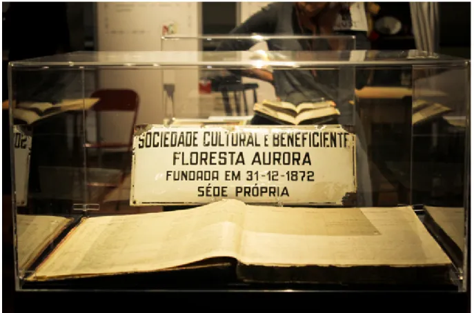 Fig. 5.3 – Documentos da Sociedade Floresta Aurora na exposição. Fotografia do acervo dos curadores