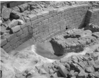 FIGURA 1. Sector Norte do castelo durante a escavação das estruturas escavadas no afloramento rochoso, sobrepostas  por muros da 2ª fase de ocupação