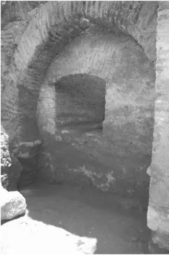 Fig. 14 – Interior do interior do Baluarte do Raio, evidenciando  o arco estrutural em ferradura revelado pelas escavações  arqueológicas
