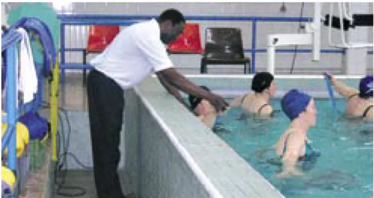 Figura 3: A “trincheira” facilita o acesso do terapeuta aos doentes  em tratamento na piscina.