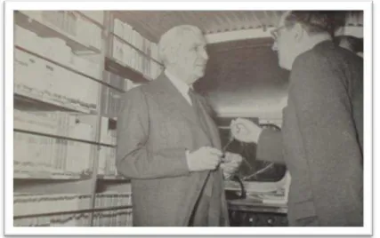 Fig.  2:  Oliveira  Salazar  com  Azeredo  Perdigão  numa  visita  a  uma  biblioteca itinerante da FCG