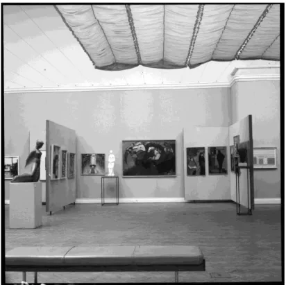 Fig. 10: Núcleo no salão da  SNBA com obras de Nuno de  Siqueira  (1929-2007),  José  Júlio  (1916-1963),  Cruz  de  Carvalho  (1930),  António Charrua (1925-2008)  