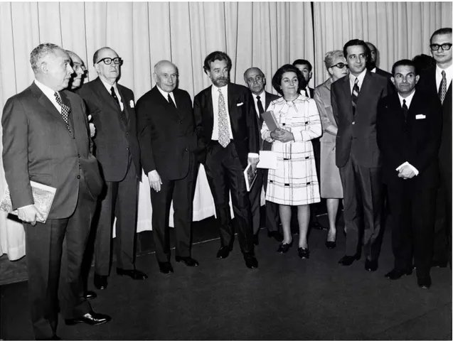 Fig.  4  –  Inauguração  da  exposição  Vieira  da  Silva   nas  Galerias  de  Exposições  Temporárias  da  Fundação  Calouste  Gulbenkian,  1970,  com  a  presença  do  Chefe  de  Estado,  Almirante  Américo  Thomaz,  acompanhado  entre  outras  personali