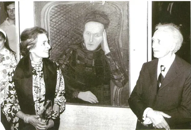 Fig.  7  –  Vieira  da  Silva  e  o  marido,  o  pintor  Arpad  Szenes,  junto  à  tela  Portrait  d’Arpad  (1936),  na  primeira visita do casal à exposição da pintora nas Galerias de Exposições Temporárias da  FCG,  junho  1970