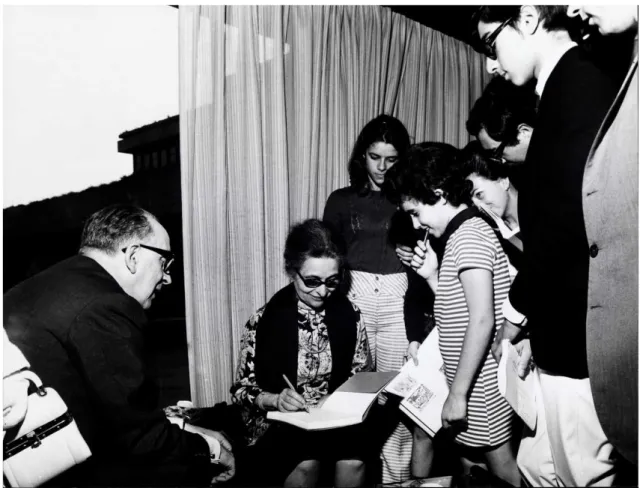Fig.  10  –  Sessão  de  autógrafos,  no  final  da  primeira  visita  de  Vieira  da  Silva  à  sua  exposição  retrospetiva  na  FCG,  Junho  1970