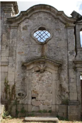 Figura 28: Óculo em forma ovalada (em trevo de quatro folhas) situado no centro da capela, bases das  pilastras e cornijas em perfil recto e ondulado