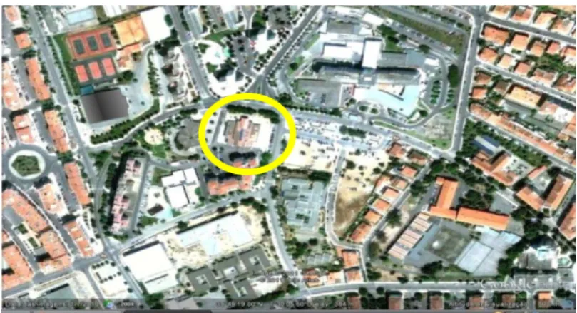 Figura 1 - Vista satélite sobre a escola, assinalada com um círculo amarelo. (Google) 