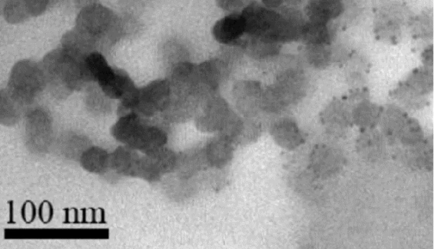 Figura 2 – Imagem obtida por TEM de um sistema nanoteranóstico baseado em alginato  oxidado  funcionalizado  com  polietileno  glicol,  NPs  de  carbono  fluorescentes  e  DOX  (retirado de (39))