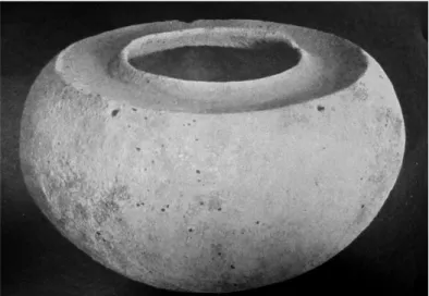 Fot. 26 Um dos recipientes de cerâmica, provido de furos para suspensão,   estaria sobre um dos crânios (Teixeira, 1949, Est.VI, Fig.1).