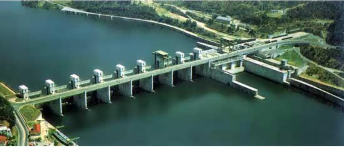 Figura 17: Eclusa de Navegação, ao lado direito do corpo de barragem (Fonte: APA, 2016)