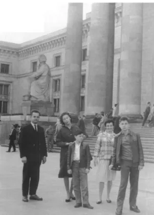 Figura 24 - Maury Gurgel Valente, com os filhos, em julho de 1962 
