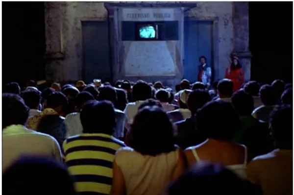 Figura 12 - Imagem retirada de cena do filme Bye bye Brasil: Público vê TV enquanto Lorde  Cigano e Salomé tentam chamar sua atenção  