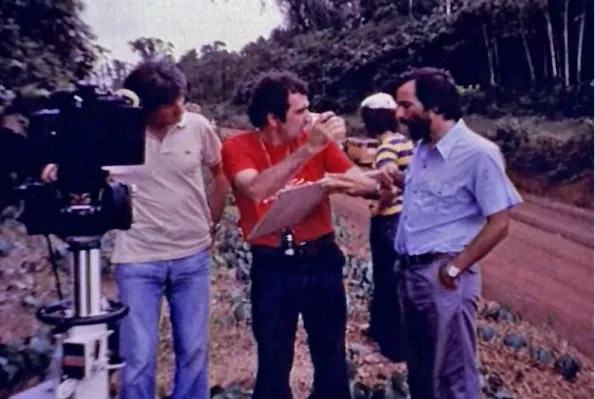 Figura 3 – Fotografia retirada durante as filmagens de Bye Bye Brasil: Carlos  Diegues (ao centro) dando instruções