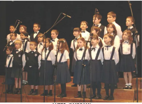 Figura 1 – Grupo de alunos (coro) do Externato Princesa Dona Maria Amélia   com quem foi desenvolvido o projecto educativo 