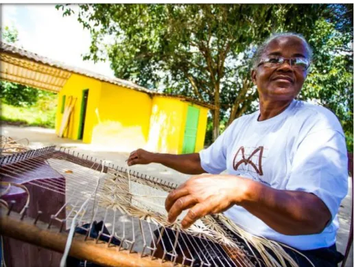 Figura 05:  “ Mulheres de Fibra&#34;:  mulheres artesãs no Assentamento Agrário em Maragogi/Al                                                       Fonte: http://g1.globo.com/al/alagoas/noticia/2014  