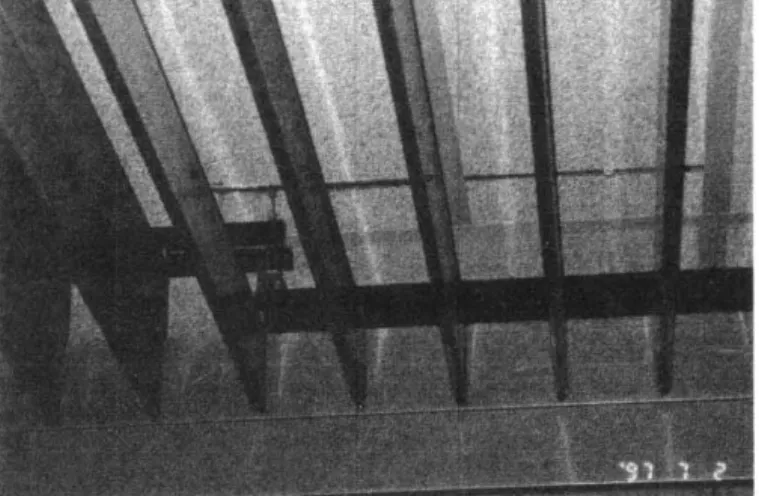 Fig.  11:  Montagem do  teto  - Detalhe  da fixação  dos  suportes dos  baIDes  vemos as  dificuldades enfrentadas pela equipe de 