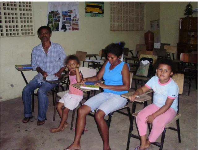Figura  6  –  Sala  de  aula  no  Muquém,  onde  se  observa  a  presença  de  crianças  acompanhando  os  pais- pais-alfabetizandos – maio/2010